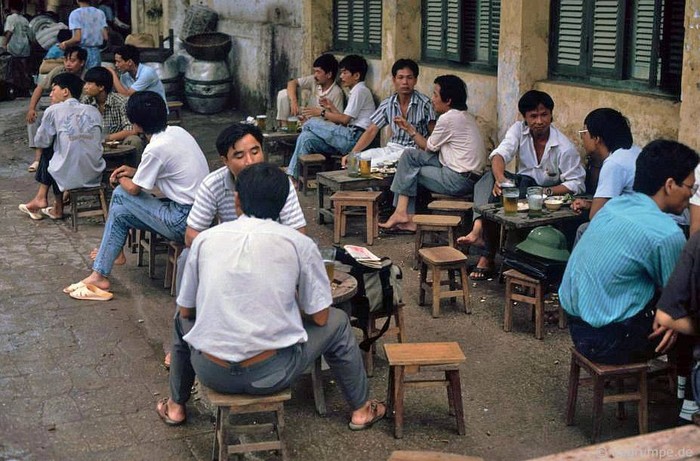 Nhậu lai rai với bia hơi vỉa hè, Hà Nội 1991.